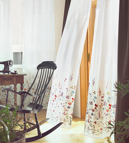 窓辺に浮かぶ草花の刺繍 レースカーテン